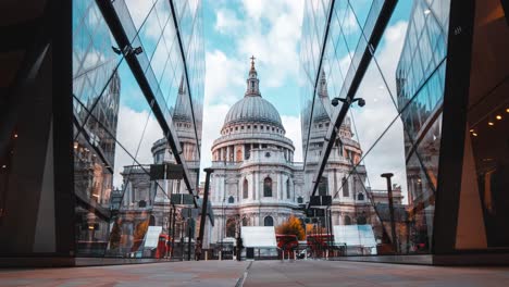 Timelapse-of-St-Pauls-cathedral-from-one-new-change-cloudy-reflections-covid-19
