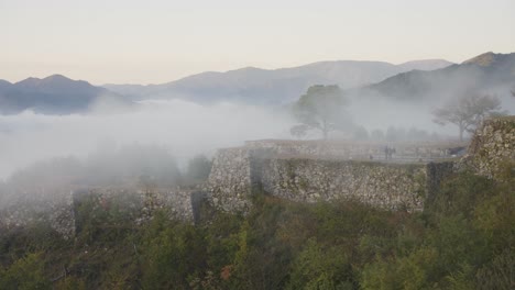 Nebel-Bedeckt-Die-Ruinen-Der-Burg-Takeda-Bei-Sonnenaufgang,-Hyogo,-Japan