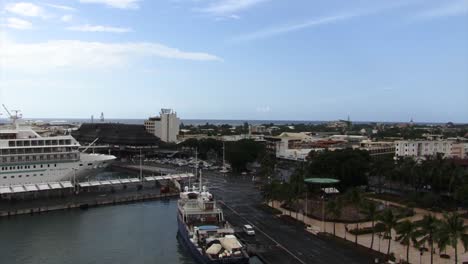 Crucero-En-El-Muelle-De-La-Ciudad-De-Papeete-En-Tahití,-Polinesia-Francesa