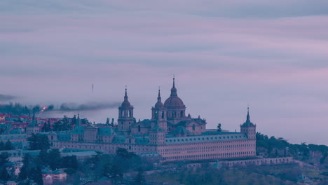 Monasterio-De-El-Escorial-Durante-El-Amanecer-Y-El-Mar-De-Nubes-Timelapse