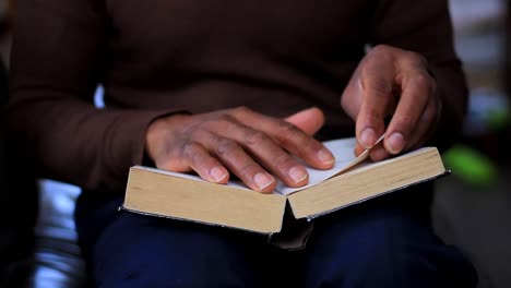 Hombre-Negro-Que-Sostiene-La-Biblia-Santa-Después-De-Rezar-En-La-Iglesia-Metrajes