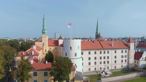 Außenansicht-Der-Rigaer-Burg-Von-Oben-Gesehen,-Luftdrohne-Kreist-Um,-Lettland,-Tag