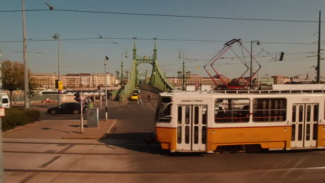 Pase-Por-El-Puente-De-Metal-Verde-Sobre-El-Río-Danubio-En-La-Ciudad-De-Budapest-Hungría