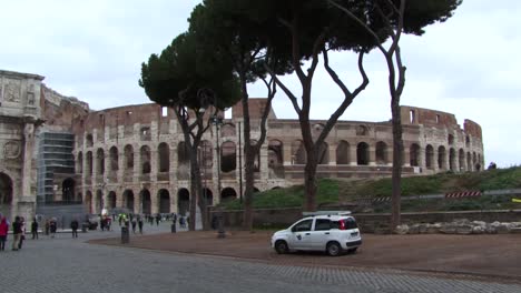 Parte-Del-Arco-De-Constantino-Y-El-Coliseo,-Roma,-Italia