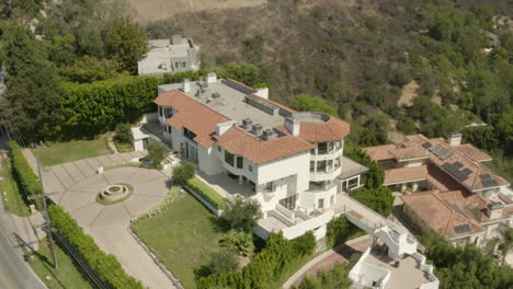 Flight-around-Mulholland-Drive-mansion-in-Beverly-Hills-California