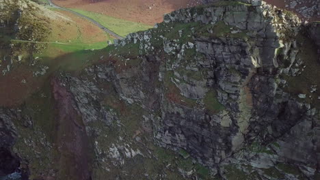 Impresionante-Vista-Del-Valle-De-Las-Rocas-En-La-Costa-De-Lynton,-Inglaterra---Drone-Aéreo,-Tiro-Inclinado-Hacia-Abajo