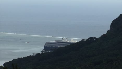 Großes-Luxuskreuzfahrtschiff-In-Der-Bucht-Der-Insel-Moorea,-Französisch-Polynesien