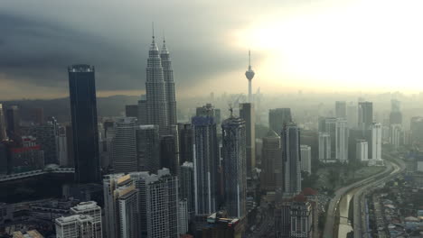 Toma-Aérea-Del-Horizonte-De-Kuala-Lumpur-En-Malasia,-Espectacular-Paisaje-Urbano-Al-Atardecer