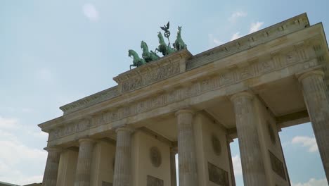 Monumento-Nacional-De-La-Puerta-De-Brandenburgo-En-Berlín,-Alemania---ángulo-Bajo