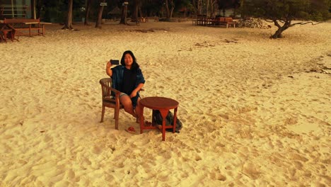 Schöne-Frau,-Die-Selfies-Macht-Und-Am-Sandstrand-Eines-Exotischen-Strandinselparadieses-Sitzt