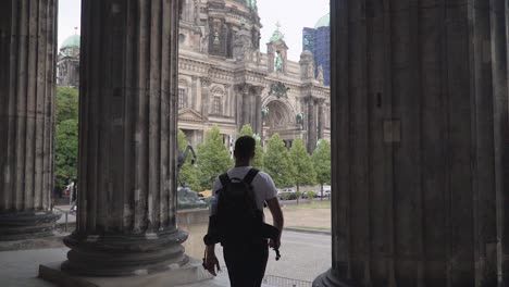 Vista-Turística-Viendo-El-Hermoso-Edificio-Del-Reichstag-En-Berlín,-Alemania
