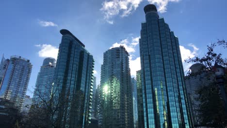 Skyline-Der-Innenstadt-Von-Vancouver-Die-Zahlreichen-Gläsernen-Wolkenkratzer-An-Einem-Sonnigen,-Teilweise-Bewölkten-Wintertag