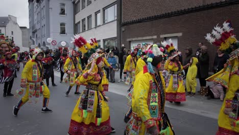 Teilnehmer-Der-Aalst-Karnevalsparade-Tanzen-In-Gelben-Und-Roten-Kostümen