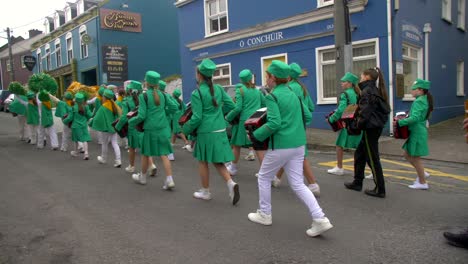 In-Grün-Gekleidete-Kinder-Marschieren-Akkordeon-Spielend-Durch-Die-Straßen-Von-Dingle