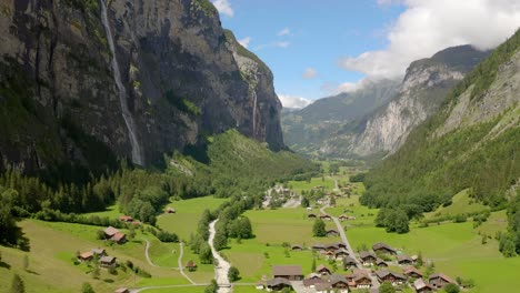 Un-Dron-Disparó-Volando-De-Izquierda-A-Derecha-Del-Valle-En-Lauterbrunnen-En-Suiza