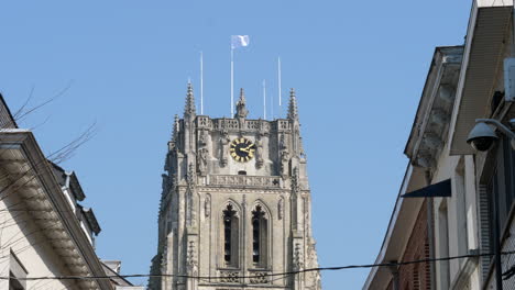Detail-Des-Kirchturms-Mit-Weißer-Flagge-Als-Hommage-An-Medizinisches-Fachpersonal