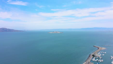 Flying-towards-Alcatraz-island-in-San-Francisco