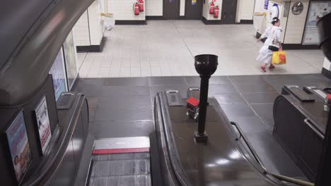 Londoner-U-Bahn-Rolltreppen-Und-Eine-Menschenmenge,-Die-Nach-Unten-Geht,-Statische-Filmische-Ansicht