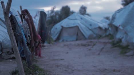 Kleidung-Trocknet-Auf-Zaun-Flüchtlingslagerzelten