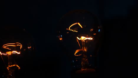 Lámpara-Incandescente-Con-Un-Filamento-De-Tungsteno-Que-Se-Tambalea-En-El-Cable
