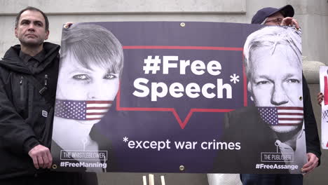 Demonstranten-Halten-Ein-Transparent-Mit-Einem-Bild-Von-Julian-Assange-Und-Chelsea-Manning-Hoch,-Auf-Dem-#Redefreiheit,-Außer-Kriegsverbrechen-Steht,-Und-Protestieren-Gegen-Die-Auslieferung-Des-Wikileaks-Gründers