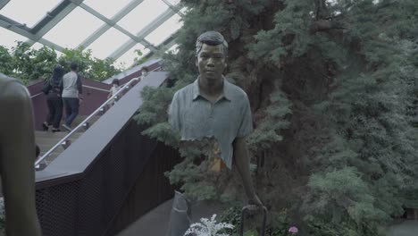 Skulpturengruppe-Mit-Dem-Titel-„La-Famille-De-Voyageurs“-Am-Flower-Dome,-Gardens-By-The-Bay,-Singapur-–-Einschubaufnahme
