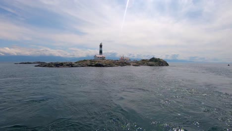 Blick-Auf-Den-Leuchtturm-Der-Trial-Islands-Vom-Fahrenden-Boot-In-Victoria,-Britisch-Kolumbien,-Kanada