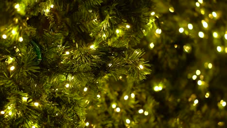 Primer-Plano-Del-árbol-De-Navidad-Con-Luces-Blancas-En-Cámara-Lenta