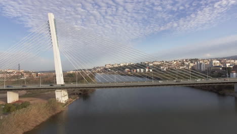 Herrlicher-Blick-Auf-Die-Rainha-Santa-Isabel-Brücke-In-Coimbra-Mit-Strahlend-Blauem-Himmel-Darüber---Luftaufnahme