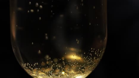 Entspannende-Beobachtung-Eingeschlossener-Blasen,-Die-Aus-Den-Verbindungen-Eines-Weinglases-Entweichen-–-Nahaufnahme-In-Zeitlupe