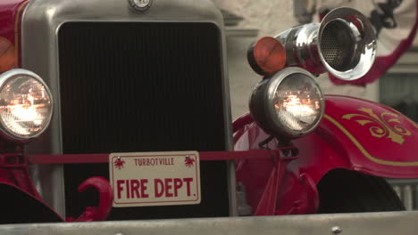 Antikes-Feuerwehrauto-Bei-Der-Parade-In-Turbotville,-Pennsylvania,-Nah,-Zeitlupe