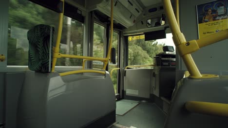 Punto-De-Vista-Dentro-De-Un-Autobús-De-Línea-Pública-Vacío
