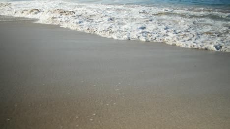 Wellen-Hinterließen-Weißen-Schaum-Auf-Dem-Goldenen-Sand