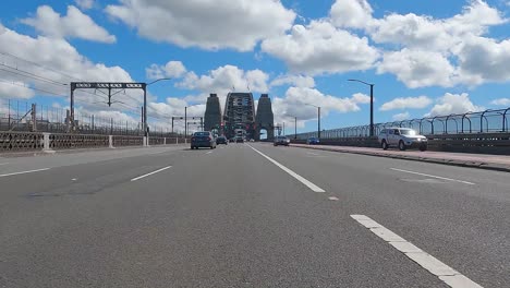 Cruzando-El-Puente-Del-Puerto-De-Sydney-Conduciendo-De-Sur-A-Norte