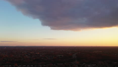 Eine-Luftaufnahme-Aus-Einem-Hohen-Winkel-über-Ein-Langes-Inselviertel-Während-Eines-Goldenen-Sonnenaufgangs