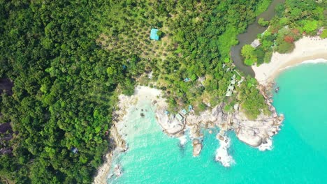Hermosa-Bahía-Virgen-En-La-Costa-De-La-Isla-Tropical,-Tailandia