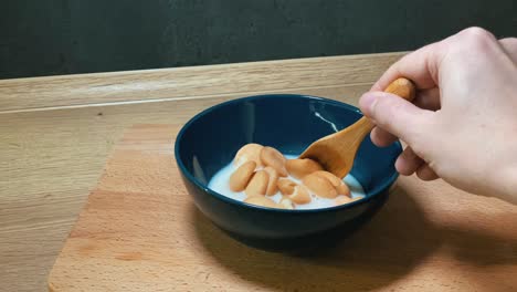 Sweet-cookies-in-milk-for-a-snack--stop-motion