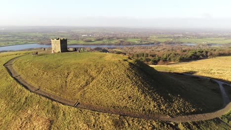 Historischer-Rivington-Tower-Lancashire-Reservoir-Landschaft-Luftaufnahme-Der-Linken-Umlaufbahn