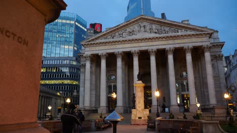 Gimbal-shot-revealing-the-Royal-Exchange-and-London-troops-memorial-at-evening