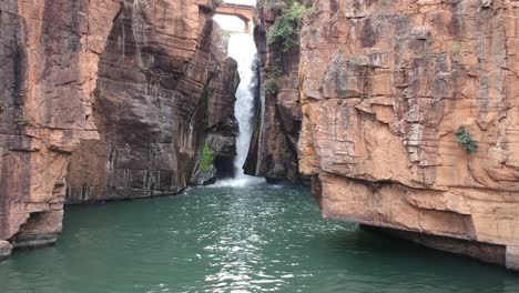 Luftaufnahme-Eines-Von-Klippen-Umgebenen-Wasserfalls-In-Südafrika