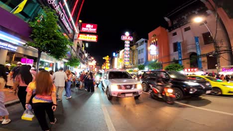Menschen,-Autos-Und-Motorroller-Fahren-Nachts-In-Chinatown-Vorbei