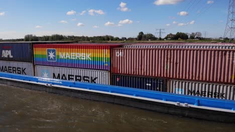 Große-Container-Auf-Dem-Frachter-Von-Mercur-Im-Dorf-Kinderdijk