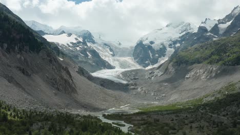 Hermoso-Vuelo-Lento-Hacia-Atrás-Con-El-Glaciar-Morteratsch-En-El-Fondo