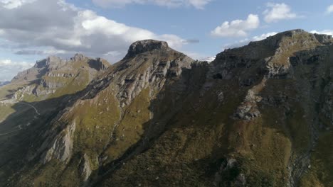 Zeitlupenantenne-Des-Berggipfels-In-Den-Italienischen-Dolomiten-Bei-Sonnigem-Wetter