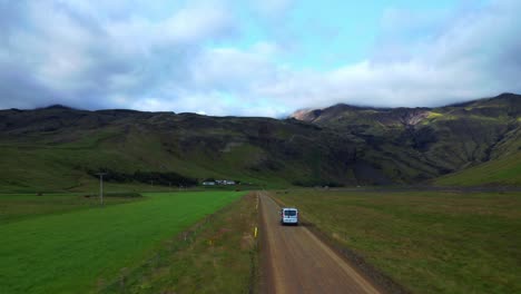 Furgoneta-Turística-Conduciendo-Por-Un-Largo-Camino-De-Tierra-Que-Se-Dirige-A-La-Piscina-Termal-Seljavallalaug-En-El-Sur-De-Islandia