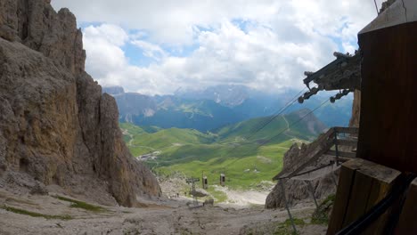 Timelapse-of-coffin-cable-car-lift-at-Sassolungo,-Dolomites,-Italy