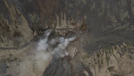 Aerial-top-down-descendent-over-Reykjadalur-fumarole,-Iceland