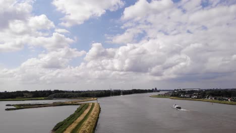 Luftaufnahme-Des-Flusses-Noord-Mit-Flauschigen-Wolken-Am-Himmel