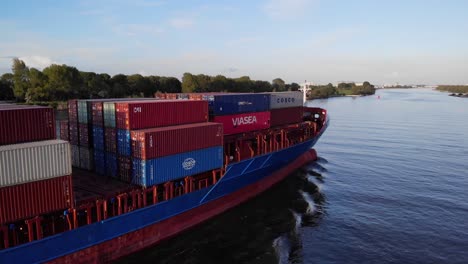 Container-Mit-Gütern,-Die-Von-Einem-Frachtschiff-Auf-Dem-Fluss-In-Den-Niederlanden-Transportiert-Werden