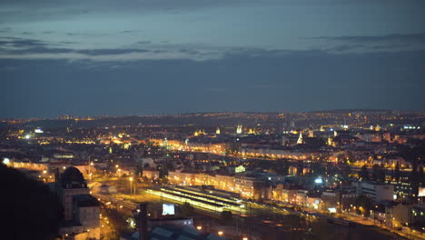 Beleuchtete-Skyline-Des-Prager-Stadtzentrums-Bei-Nacht,-Tschechien,-Blick-Vom-Děvín-Hügel